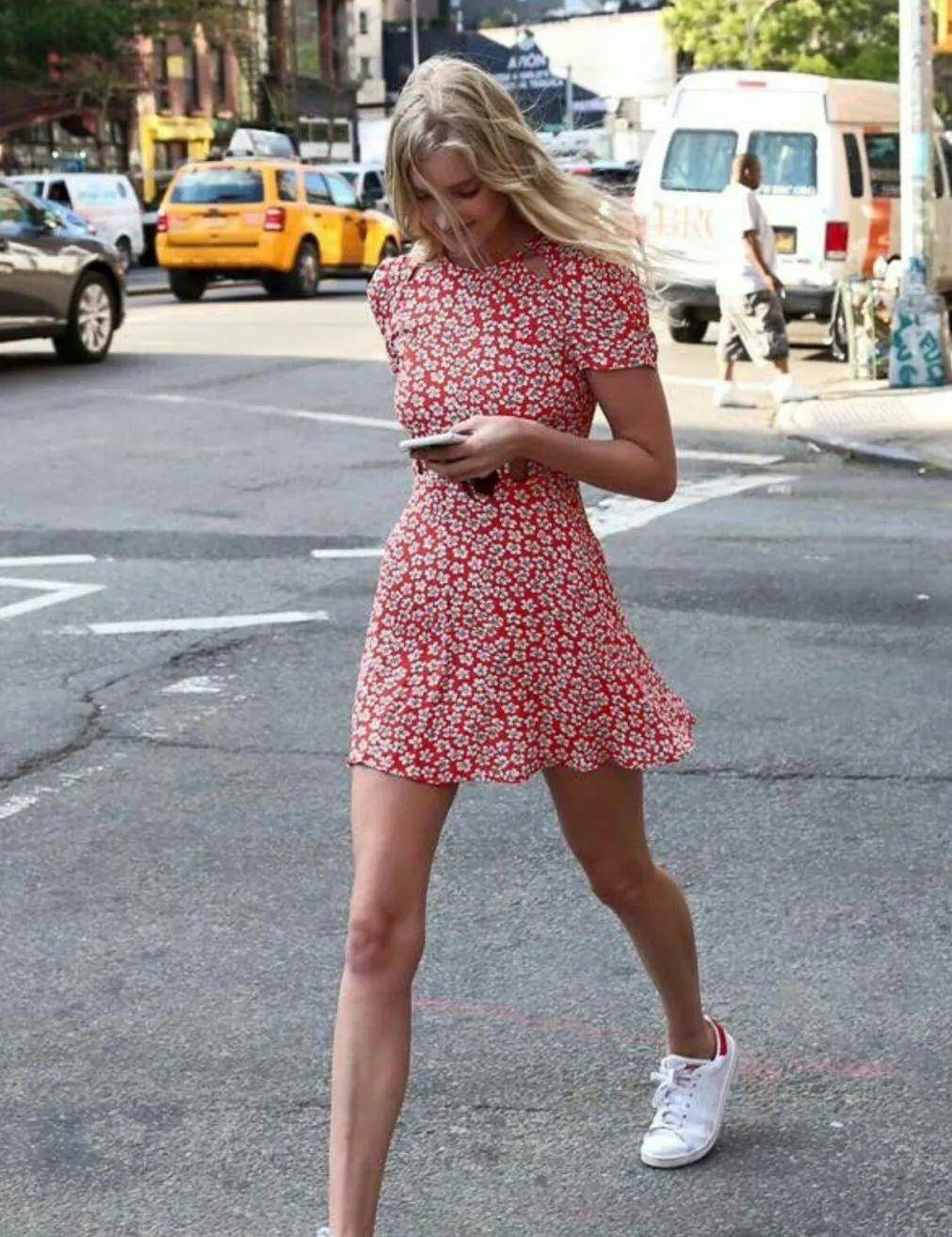 视觉|今夏“裙子＋运动鞋”这样穿，好看死了！