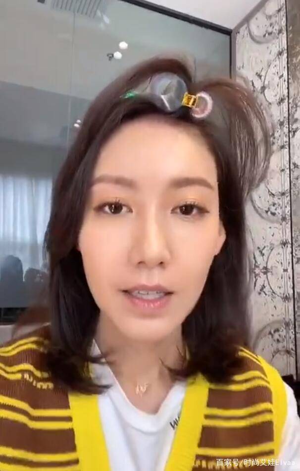 毛衣|高秀扮年轻不违和，马甲毛衣配“天线”马尾辫好甜，38岁少女感依旧