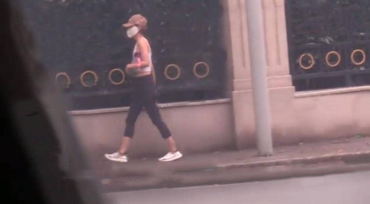 身材|马伊琍生活中变高调，穿背心配健美裤出街身材火辣，哪像45岁