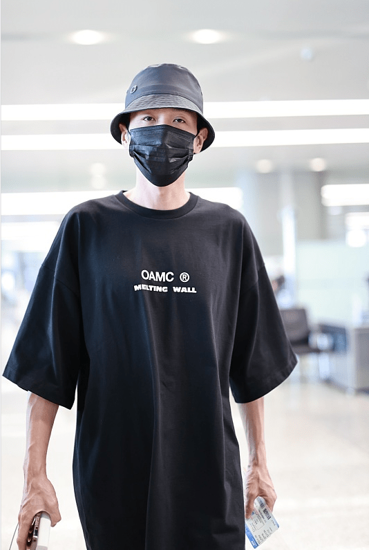 黑色|张若昀多吃点饭吧,这身材比女生都瘦,穿黑T手臂青筋凸起真醒目