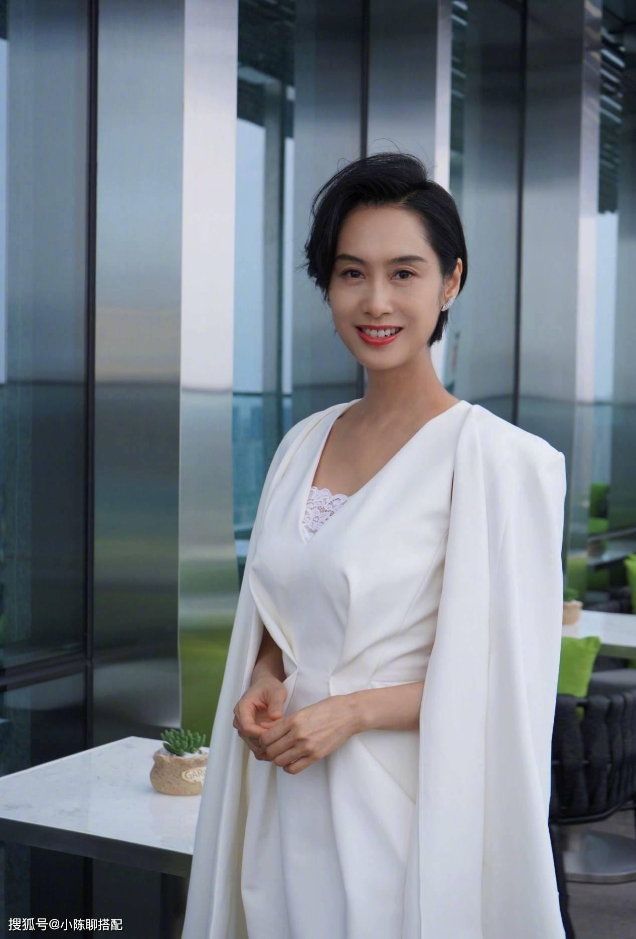 黑色|逆龄女神朱茵,年近50风韵不减,她的小个子气质穿搭不能错过