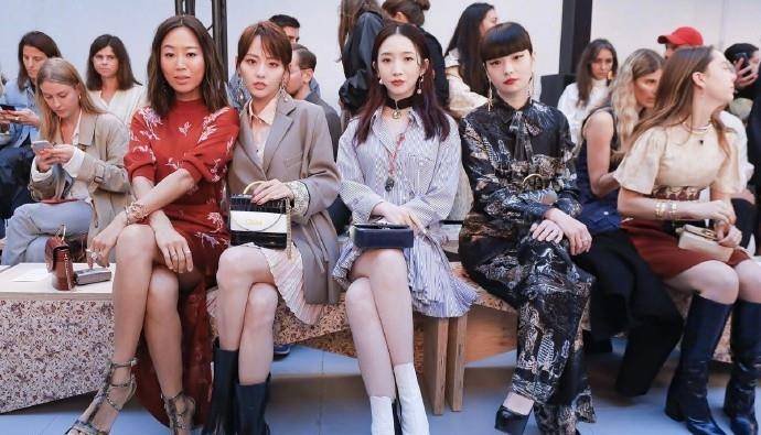 身材|32岁张嘉倪与21岁孟美岐同框炫富比少女感，一个穿2万，一个穿1万