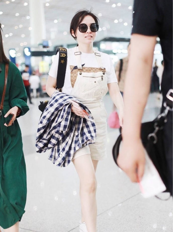 青春|张靓颖还挺会扮嫩的，T恤搭配背带裤甜美减龄，单身后状态更好了！