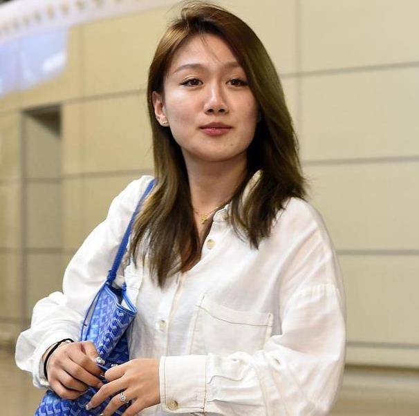 休闲风|武磊老婆穿白衬衫走机场,身材颜值都很出众,低调文静没明星架子