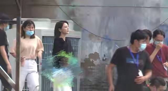 头发|在拍戏现场拍到高圆圆，脸部凹陷不再清纯了，穿运动服肚子凸起！