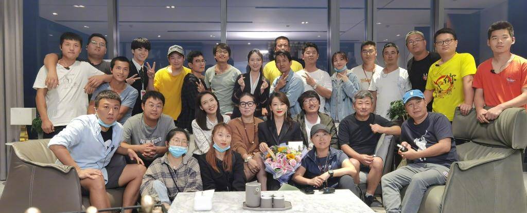 长裤|38岁高秀杀青宴玩“嗨”了，穿衬衫配长裤，跟陈紫函玩亲嘴不敢看