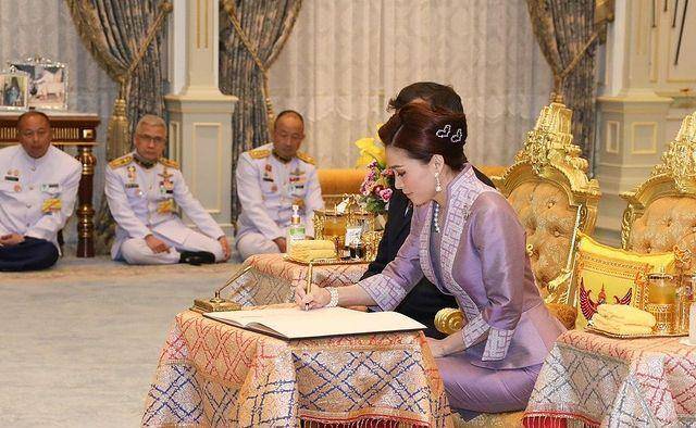 光泽感|苏提达发紫藤花海报好仙,优雅端庄女神范儿,戴珍珠项链增添贵气