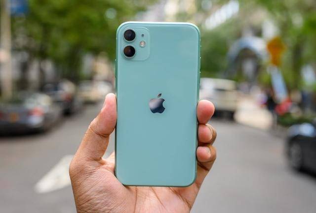 下架|从5499元跌至3899元，苹果新机发布在即，旧款iPhone加速退场下架
