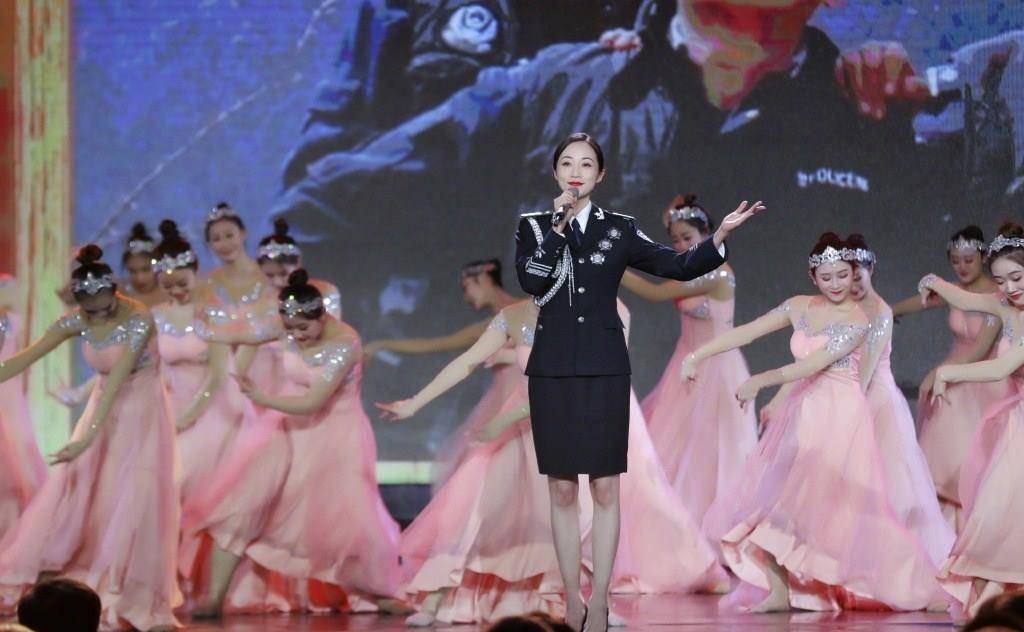韩雪|37岁韩雪新造型媲美“女警”，罕见警礼服上节目，美得差点认不出