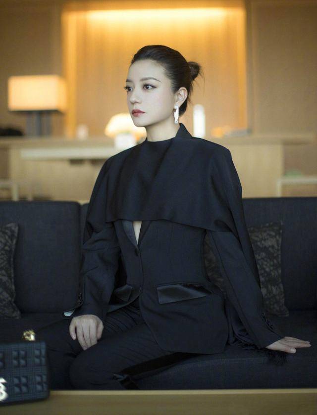 披肩|赵薇出道28年仍放不开，“真空”穿西装还要套件斗篷，又飒又美？