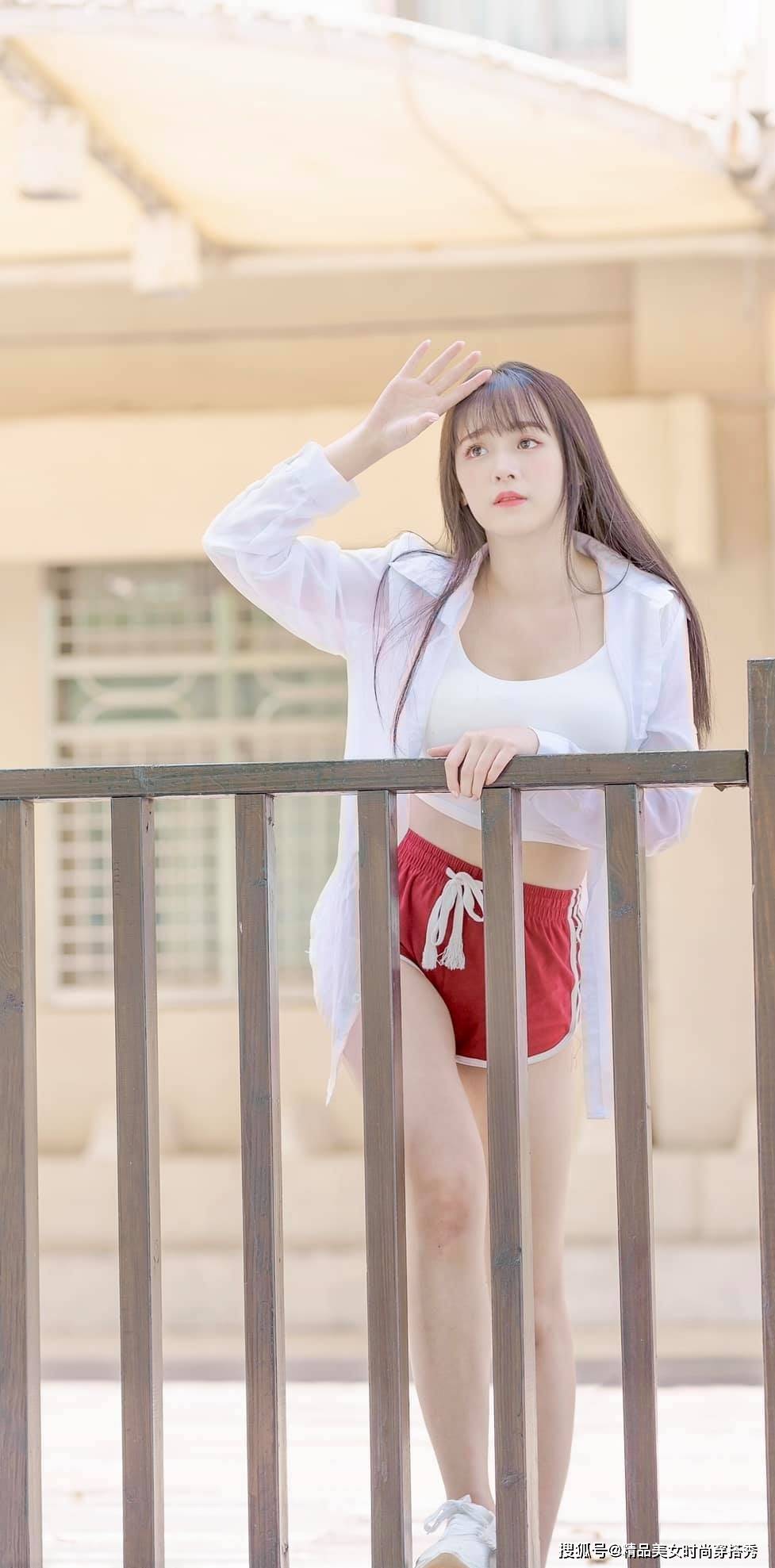 装备|小姐姐身穿一件运动的上衣搭配红色的短裤，满满的运动休闲风