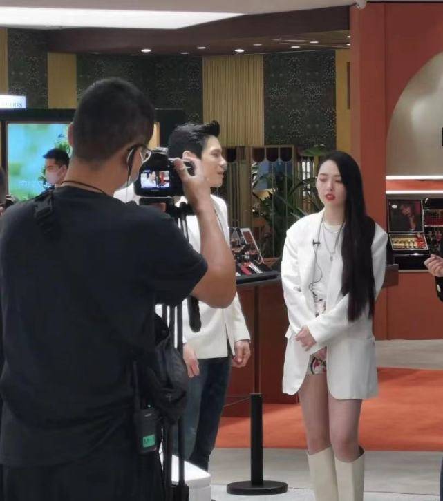 孙女|向太带娃，向佐郭碧婷给cora买童装，挑选高奢衣物把女儿宠成公主