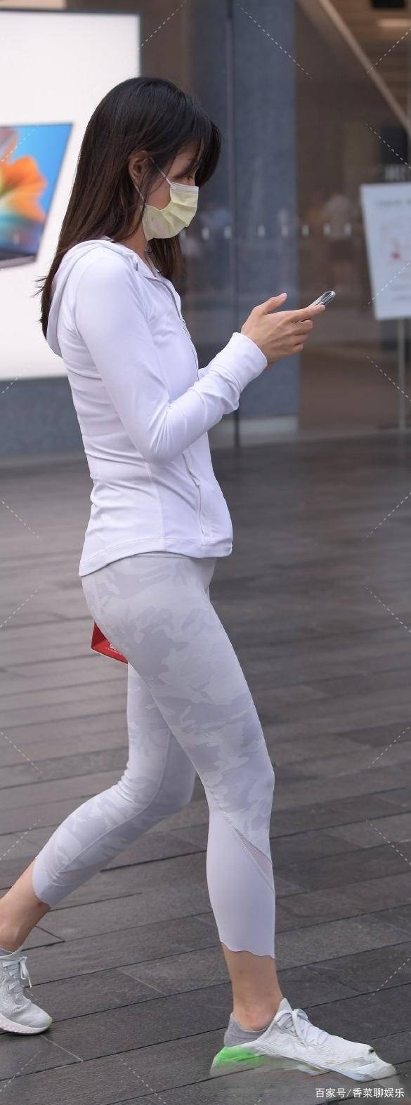 短裙|粉色T恤搭配灰色打底裤,时髦又显瘦,轻松穿出大长腿