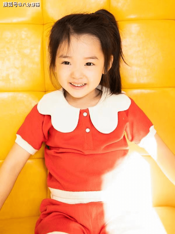 套装|小酒窝继承了董璇的高颜值，穿红色娃娃领套装俏皮可爱，甜美温柔
