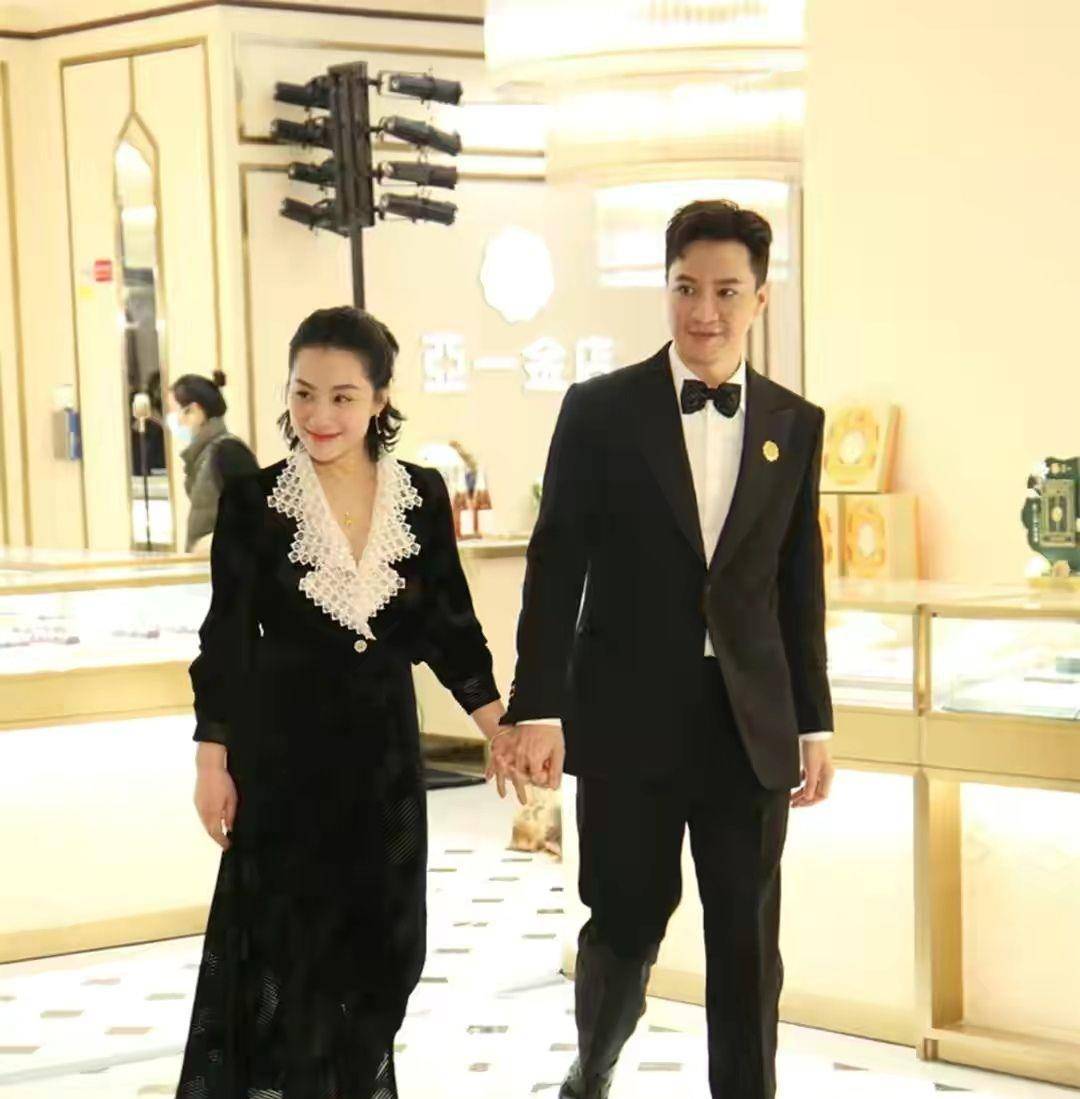 黑色|刘璇罕见出镜，黑眼圈皱纹都好明显，可气质比很多女星都高贵！