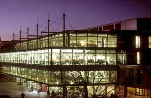 想要去校园建筑超酷的英国院校平板玻璃大学了解一下