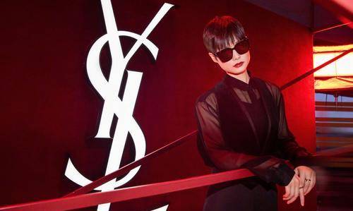 李宇春|李宇春也有性格的一面,抹胸配千鸟格套装,小蛮腰好细