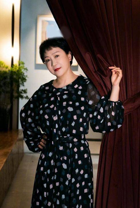 贵妇|杨紫妈妈才是真贵妇，穿印花裙配短发优雅高级，气质不输明星女儿