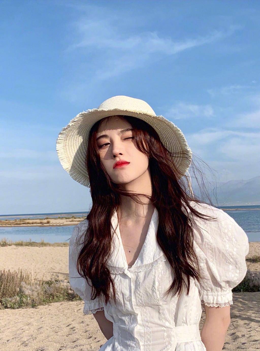 短裙|29岁鞠婧祎暑假旅行太节约,穿845短裙159cm穿成169cm,谁说她矮