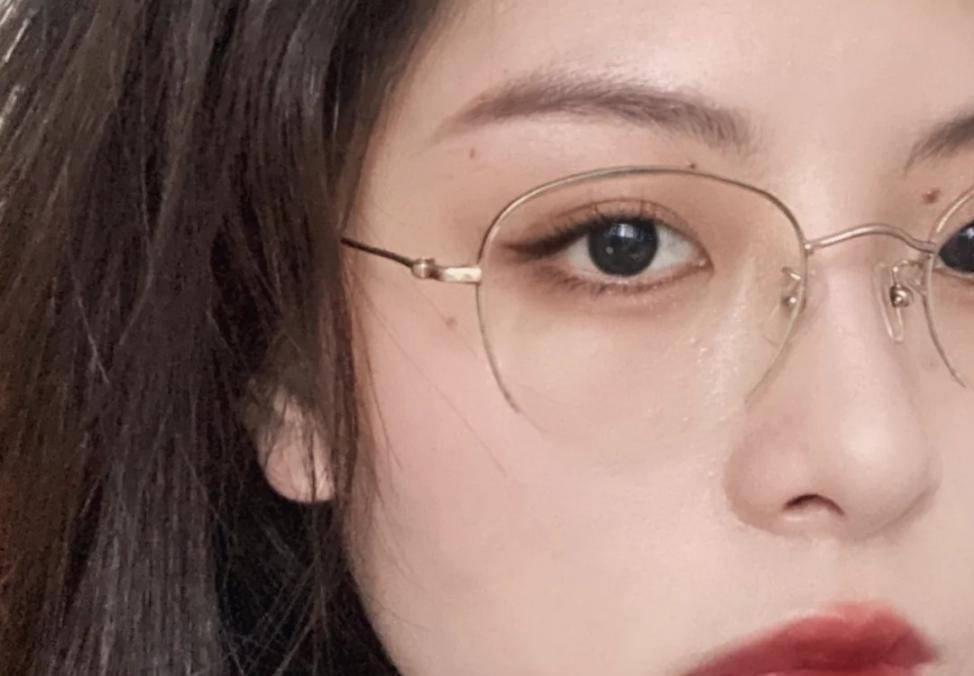 眼睛|眼镜影响颜值？不尽然吧，学会这样化妆，“四眼妹”也能变好看