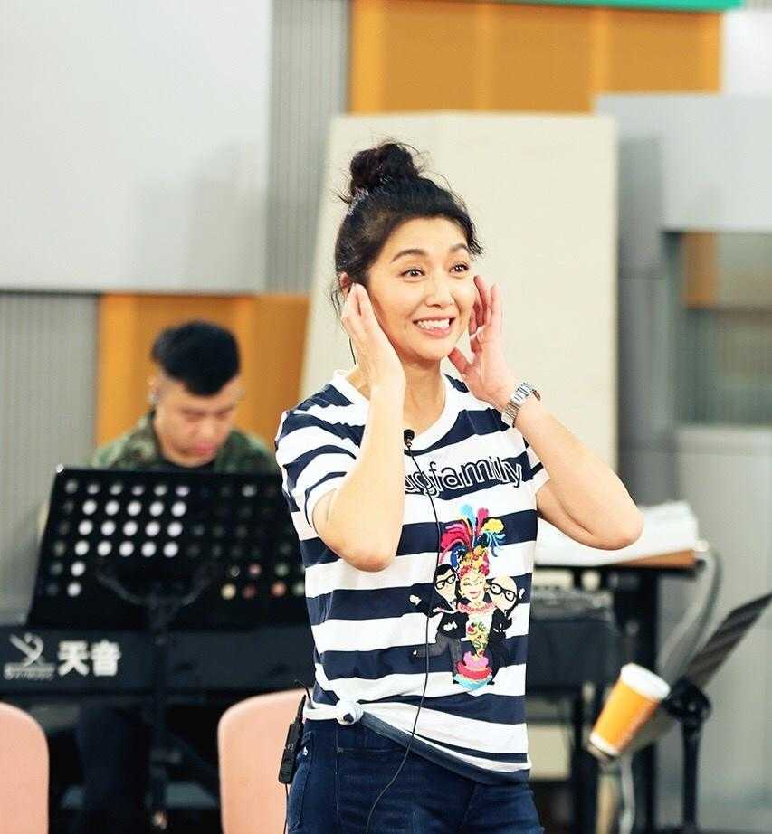 黑色|江珊瘦出了“瓜子脸”，穿条纹T恤配丸子头，年轻10岁不止