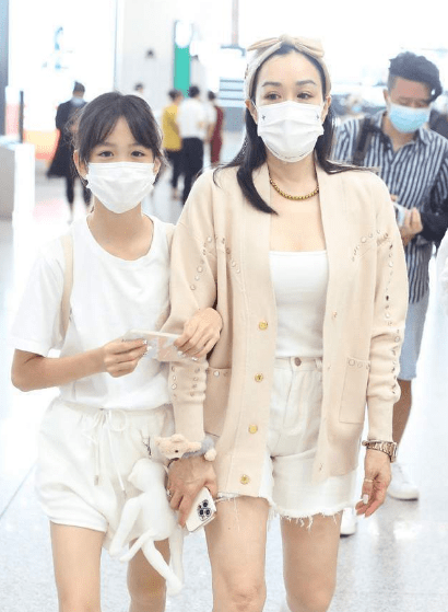 配饰|钟丽缇真会扮嫩，穿“女团袜”和俩女儿走机场，仨人同框更像姐妹！