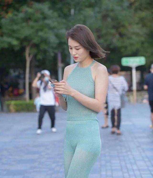 整体|浅绿色清凉吊带背心搭配同色系打底裤,提升整体气质,颜色素雅