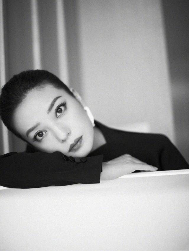 披肩|赵薇出道28年仍放不开，“真空”穿西装还要套件斗篷，又飒又美？