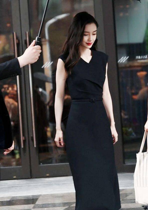 黑色|杨颖生图颜值很抗打，黑色连衣裙+拖鞋接地气，这些搭配洋气十足