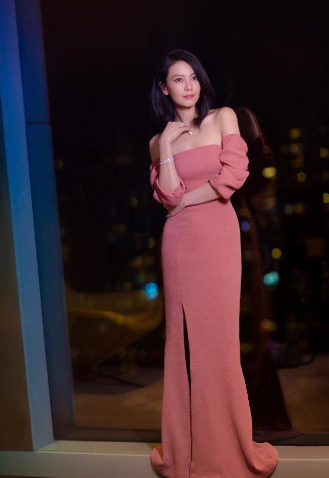 身材|高圆圆被嘲产后身材走形，穿绿色碎花裙温柔动人，秀锁骨打脸网友