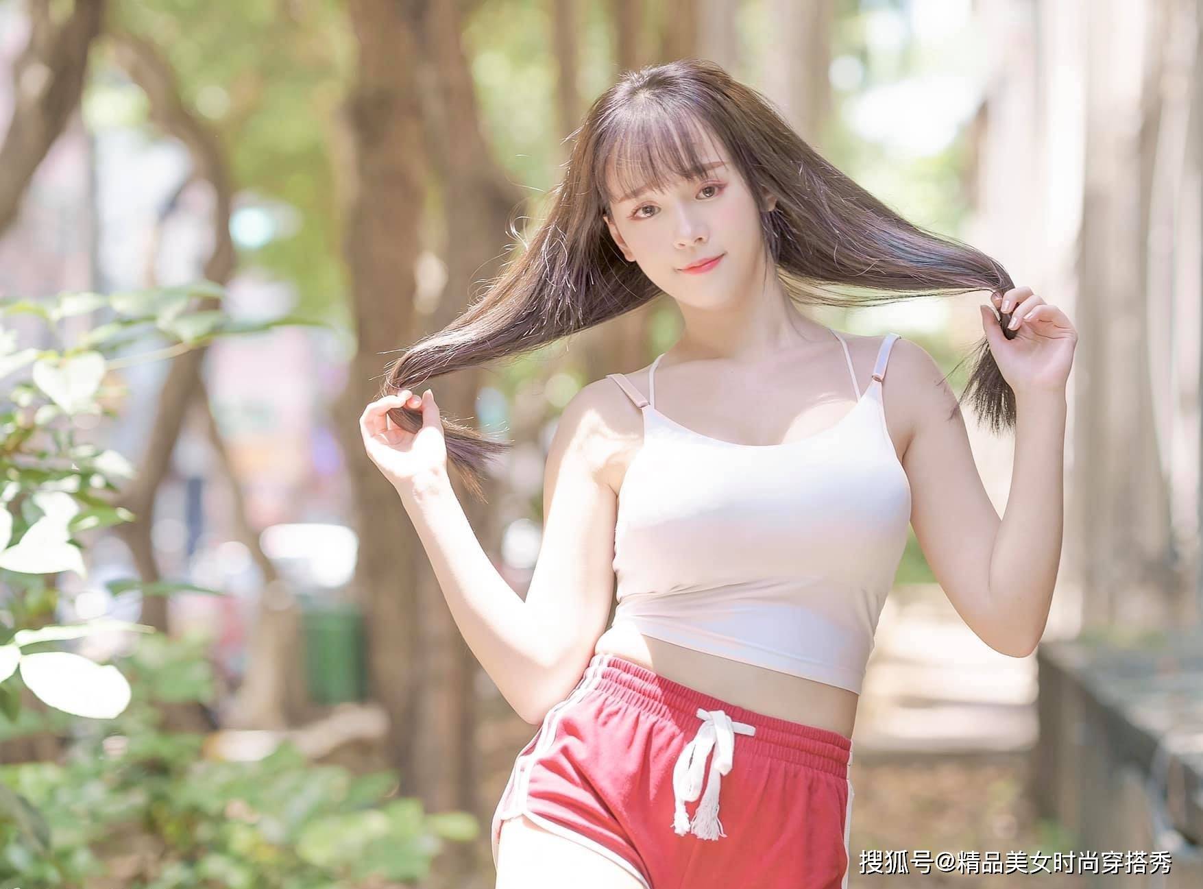 装备|小姐姐身穿一件运动的上衣搭配红色的短裤，满满的运动休闲风