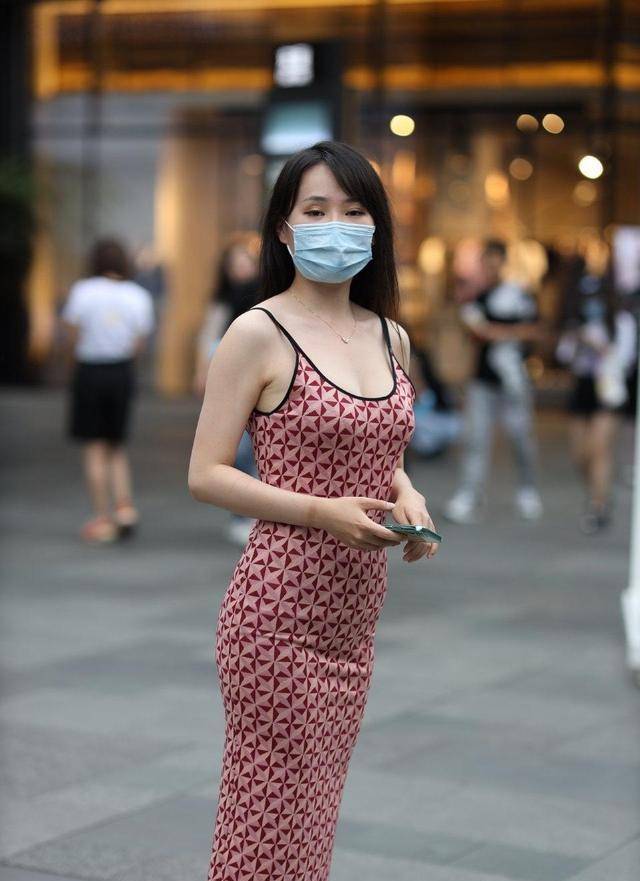 黑色|对于颜色浓重的连衣裙，可以搭配上围巾或者马甲
