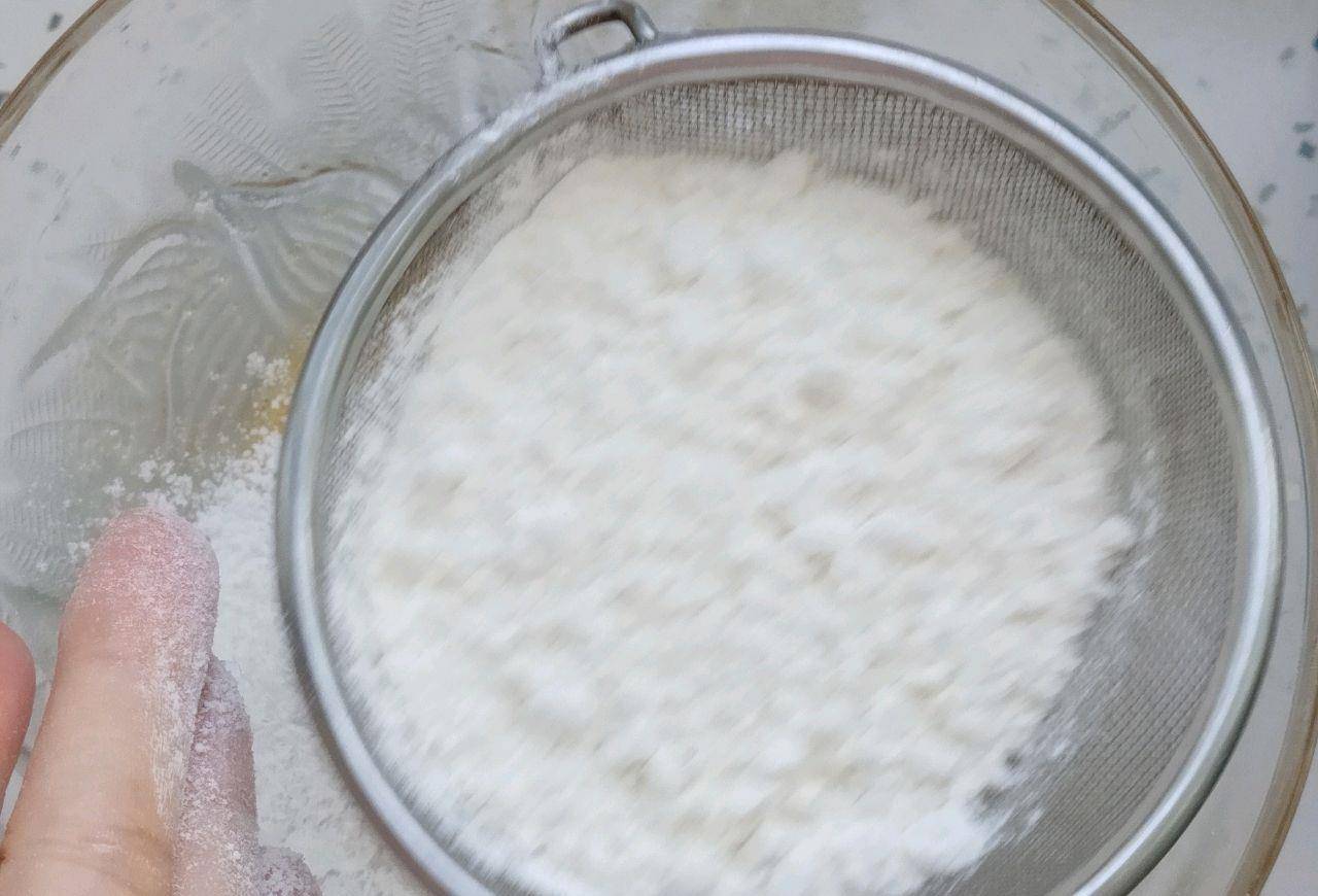 加入适量|月牙饼的制作方法，味道香甜，制作简单