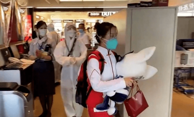 金杨|双金杨倩回国后太潇洒！扎丸子头甜美减龄，奶瓶特效下可爱到膨胀？