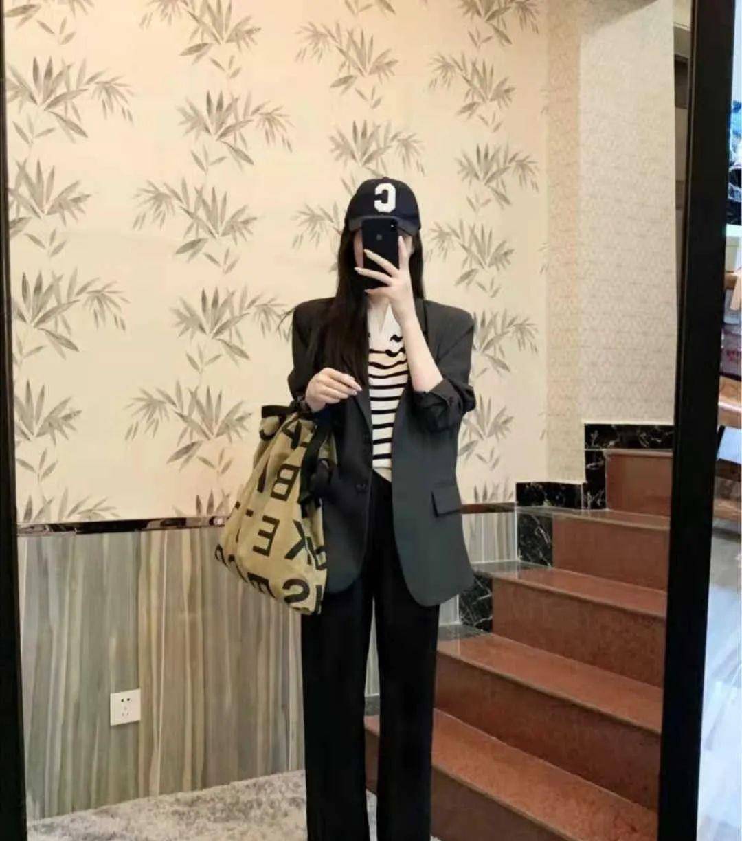 怎么穿衣服好看又有气质 cba215d5e1ce45d0abd378665fe336a7.jpeg