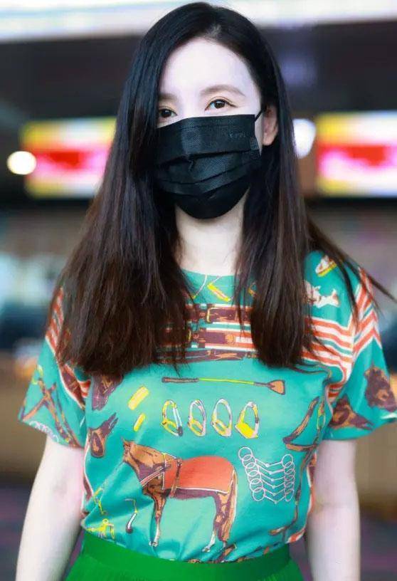 张萌好|张萌好会扮小女人，机场穿印花T恤配百褶裙，一身绿真的好减龄