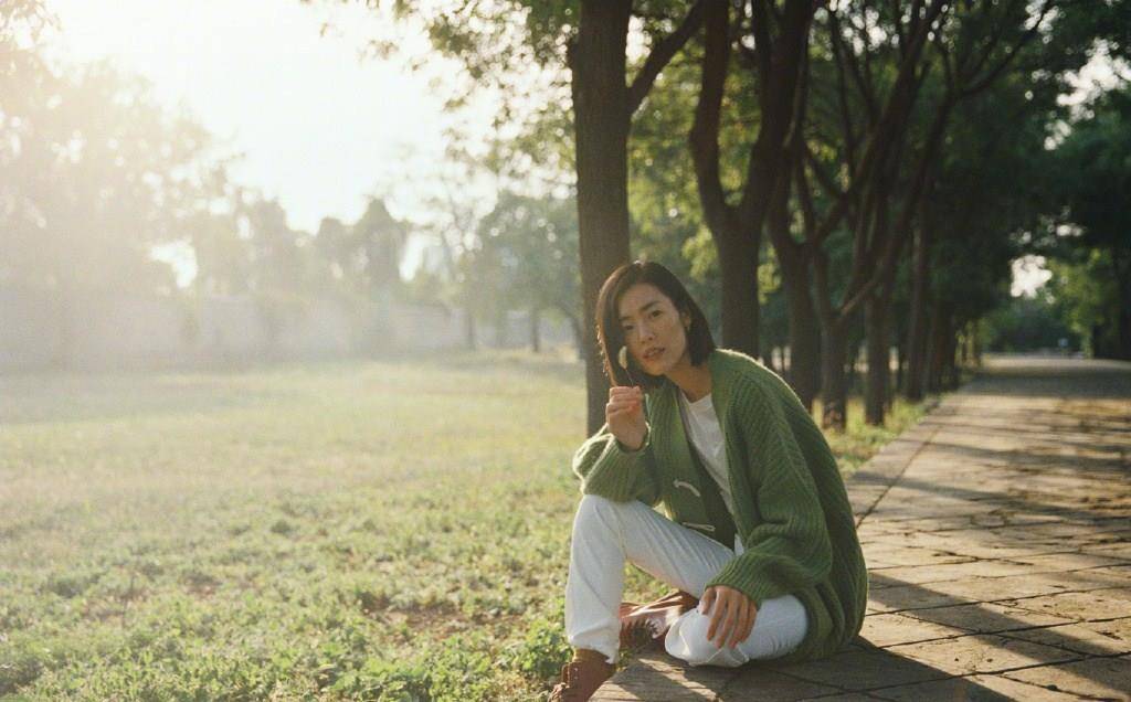 飞行服|刘雯是真怕冷，穿棉服配高领衫走机场，看到1万1短裤我真服了