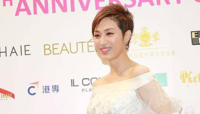 裙子|陈法蓉真是优雅的代表，穿白裙也太美了，短发依旧女人味满满