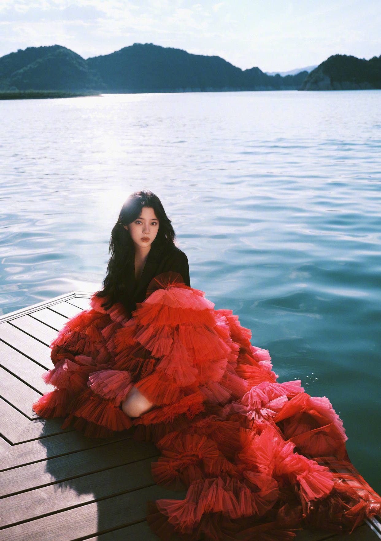 自拍|女明星拍照的两种状态,摆拍妆容精致还精修,自拍素颜且直男角度