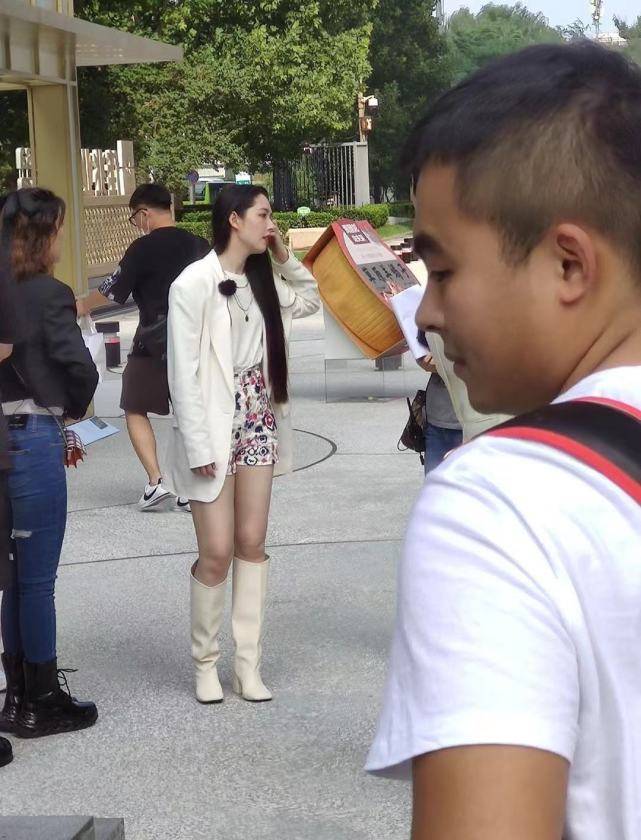 孙女|向太带娃，向佐郭碧婷给cora买童装，挑选高奢衣物把女儿宠成公主
