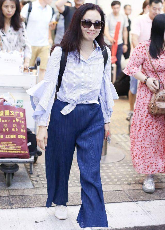 陶虹|陶虹也难逃“中年发福”，衬衫配百褶裙好优雅，但小腹有点突出