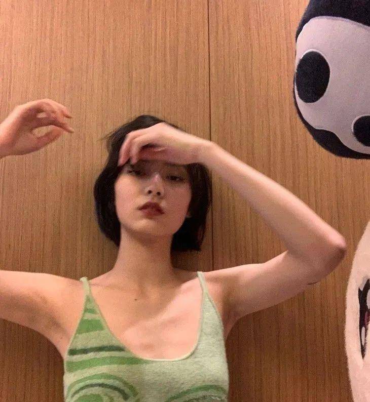 什么|下周穿什么｜刘雯的背心，我穿也能这么好看？