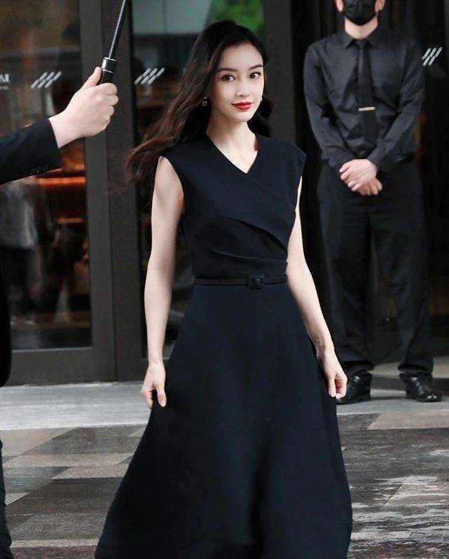 黑色|杨颖生图颜值很抗打，黑色连衣裙+拖鞋接地气，这些搭配洋气十足