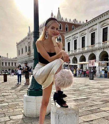 下岗|渣女裙下岗了！2021最流行穿“仙女缎面裙”，好看又高级！