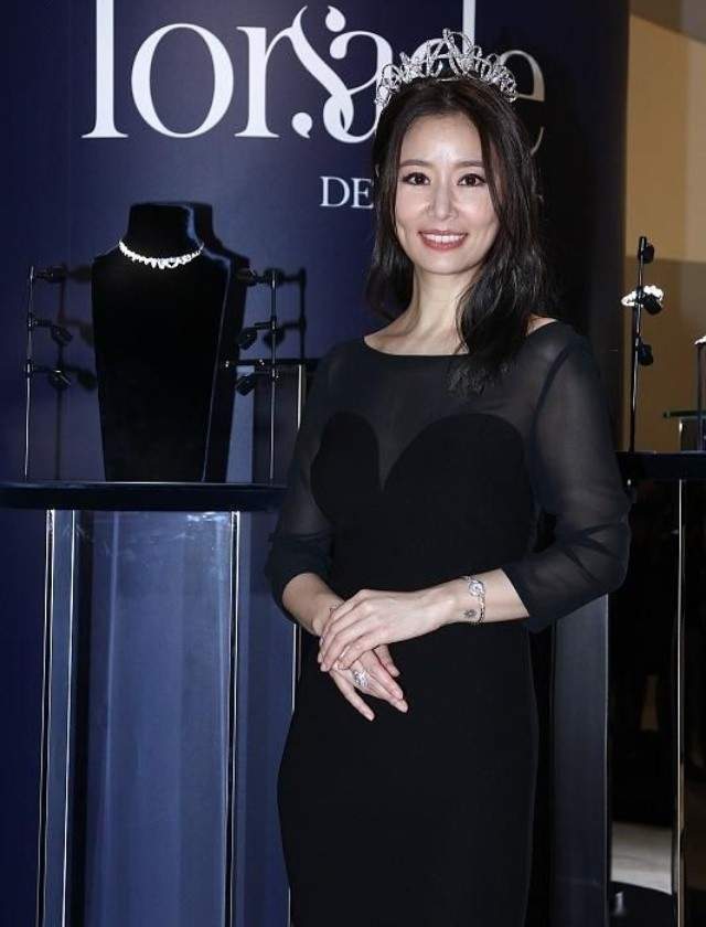 都美|林心如成闺蜜团颜霸！素颜比林熙蕾富士康老板娘都美，生图显老气？