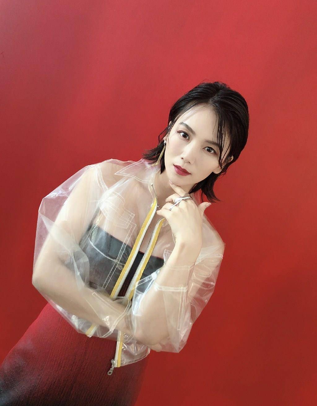 身材|37岁曹曦文穿衣真大胆，上衣就靠一块“布”，一身秀背“姨妈红”真撩