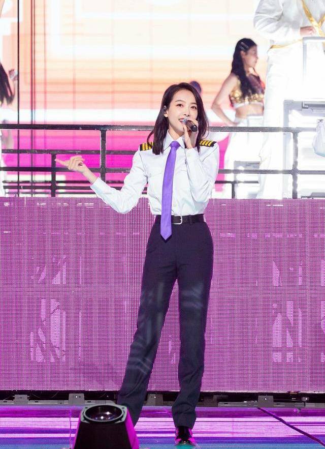 系列|宋茜拍摄杂志大片，选用“百宝箱”系列，古灵精怪明艳动人