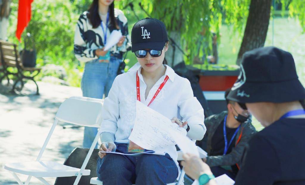 马尾|53岁主持人周涛久违上班，穿落花裙扎森系马尾，打扮时髦似女明星