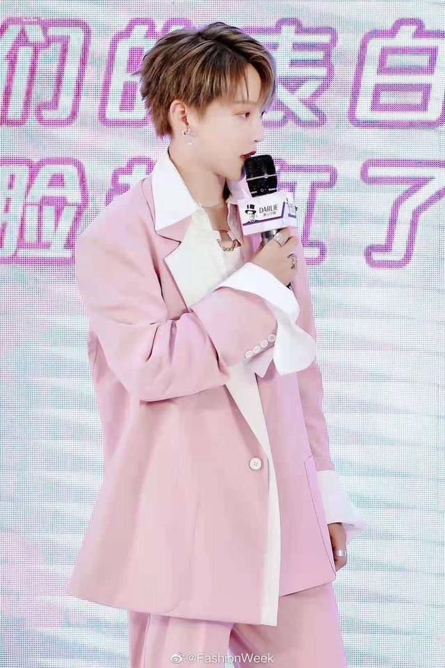 女孩子|女孩子帅气起来就没有男孩子事了，刘雨昕一身粉色西装，尽显时尚