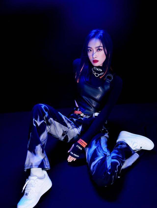 女孩子|宋茜“异次元”穿搭风格，火辣身材藏不住，这么强大的气场没谁了